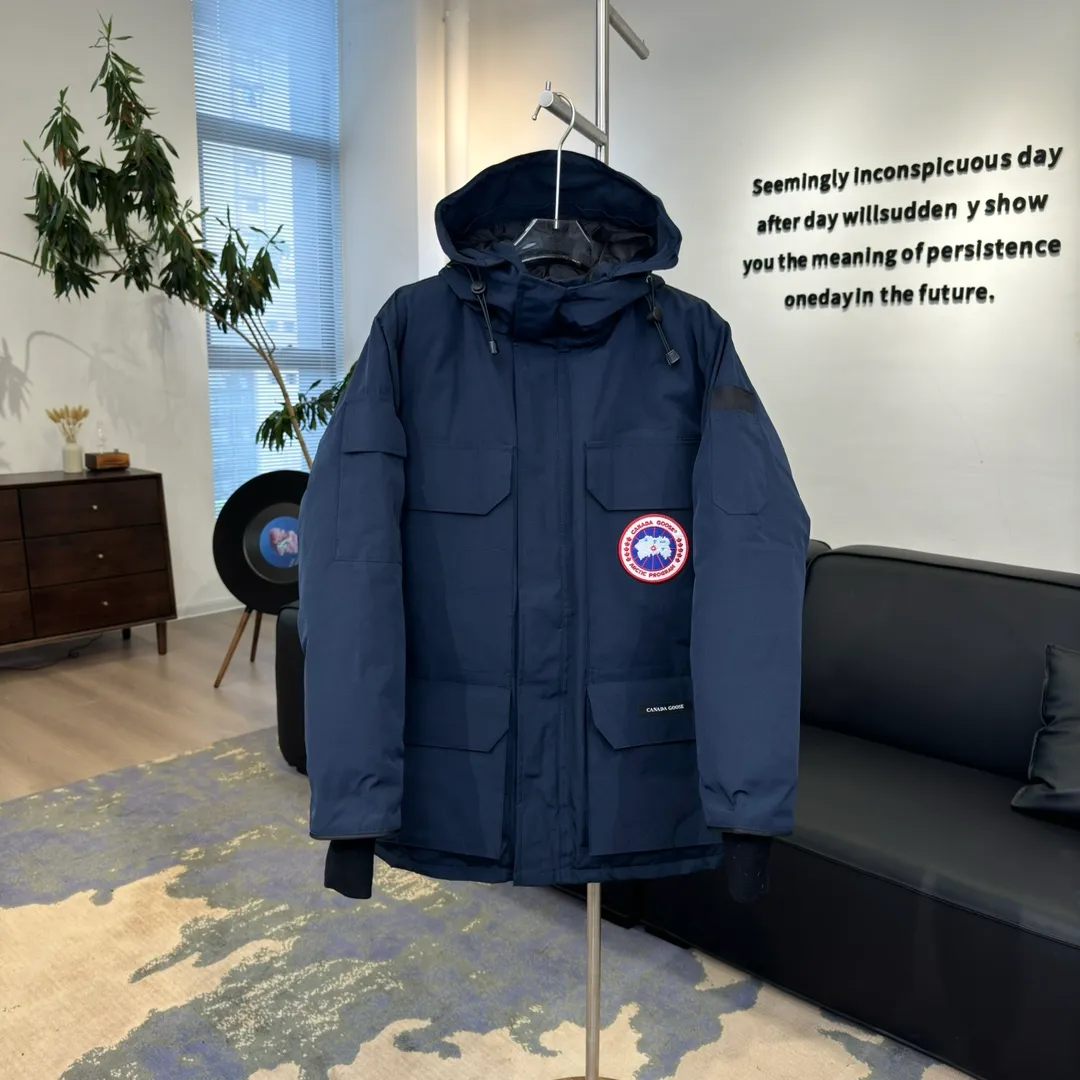 P800 Canada Goose "Canada Goose"🇨🇦 Beichen White / 08 Expedition Parka 4660M Product color: black, off-white, red, sand pink, sky blue, graphite gray, Beichen white, navy blue, sky blue, gray camouflage gray black label Product size: XS, S, M, L, XL, XXL The Expedition was originally a parka designed for scientists at the McMurdo Research Station in Antarctica. Whether your next journey takes you into the frozen urban jungle or across uncharted ice fields, wear Canada Goose's Expedition Parka and get proven results year after year in Antarctica by the National Science Foundation's Center for Polar Research.  Material list: 1⃣ Uses Y-shaped Velcro imported from Taiwan (exclusive in the market) 2⃣ Uses 18-count polyester-cotton blended fabric imported from South Korea (authentic synchronized fabric) 3⃣ National standard 80% white duck down, (zp uses 80% white duck down/90% of all boasts are fake) 4⃣ Western Canadian coyote hair (non-market dyed fox hair filled with wolf hair) Material analysis characteristics: 1⃣ The original/polyester-cotton fabric has a high polyester fiber content, and the polyester-cotton fabric has high heat and light resistance and good stability. It has bright colors, high fiber strength, durability, light resistance, heat resistance, and straightness. 2⃣ As we all know, the original version uses 80% white duck down. The fill power refers to the cubic inches of volume occupied by each ounce (30 grams) of down under certain conditions. If one ounce of down occupies 500 cubic inches, the fill power of the down is 500. So we can simply understand it as: fill power is the volume of down, and the volume of down is fill power. The higher the fill power of down, it means that under the same filling amount, down can fix a larger volume of air layer to keep warm and insulate, so the warmth retention of down is better. 3⃣ Western Canadian coyote hair, "large range of selected neck hair" is soft and fluffy, each wolf hair is 60-63 long / 14-16 wide at the peak, this width + preferred parts. It is basically unmatched by the same industry